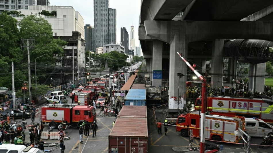 Al menos 8 muertos en Bangkok al colisionar un tren y un autob&uacute;s
