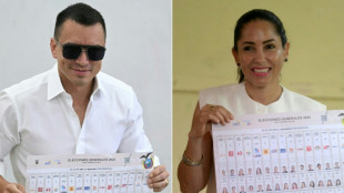 Noboa e Gonz&aacute;lez diminuem diferen&ccedil;a rumo ao segundo turno no Equador 