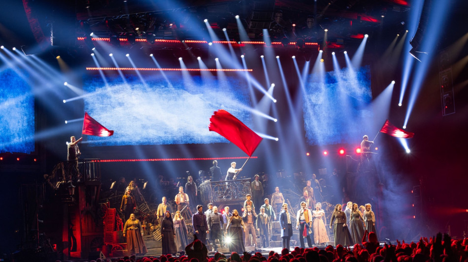 Battaglia e speranza incoronano Les Misérables in versione Arena