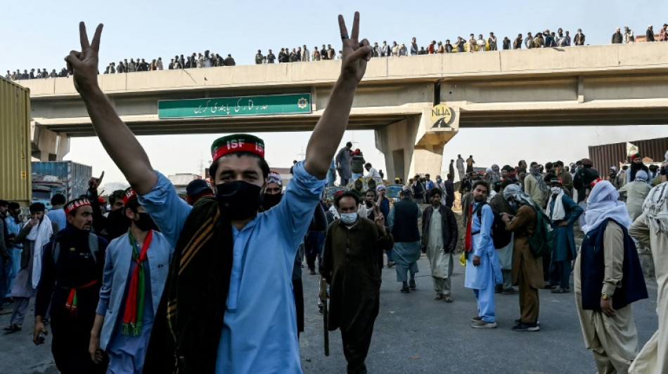 Dans Islamabad barricad&eacute;e, affrontements entre police et partisans d'Imran Khan