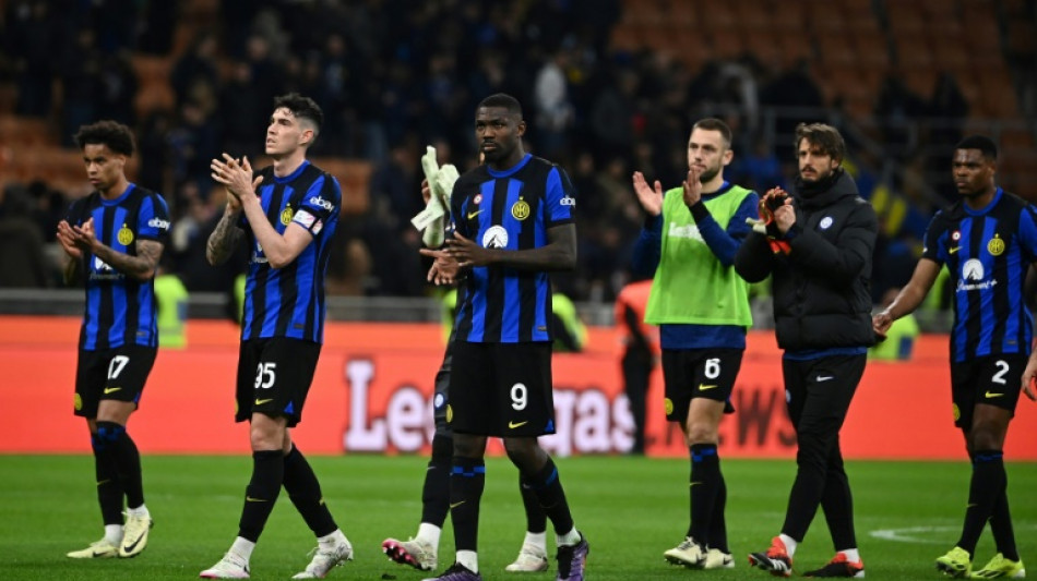 Napoli arranca empate e interrompe s&eacute;rie de vit&oacute;rias da Inter; Juve trope&ccedil;a com Genoa