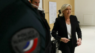 La l&iacute;der ultraderechista francesa defiende su inocencia en un juicio por malversaci&oacute;n
