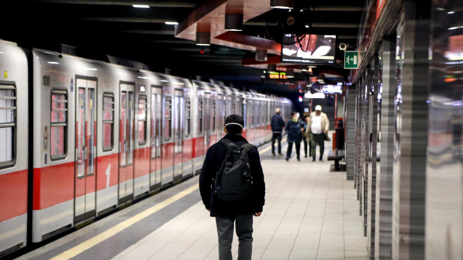 Frenata brusca della metro in centro a Milano, contusi e feriti
