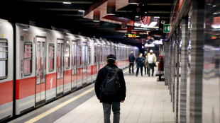 Frenata brusca della metro in centro a Milano, contusi e feriti