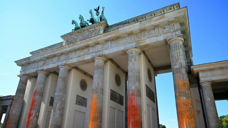 Climat: la Porte de Brandebourg &agrave; Berlin recouverte de peinture