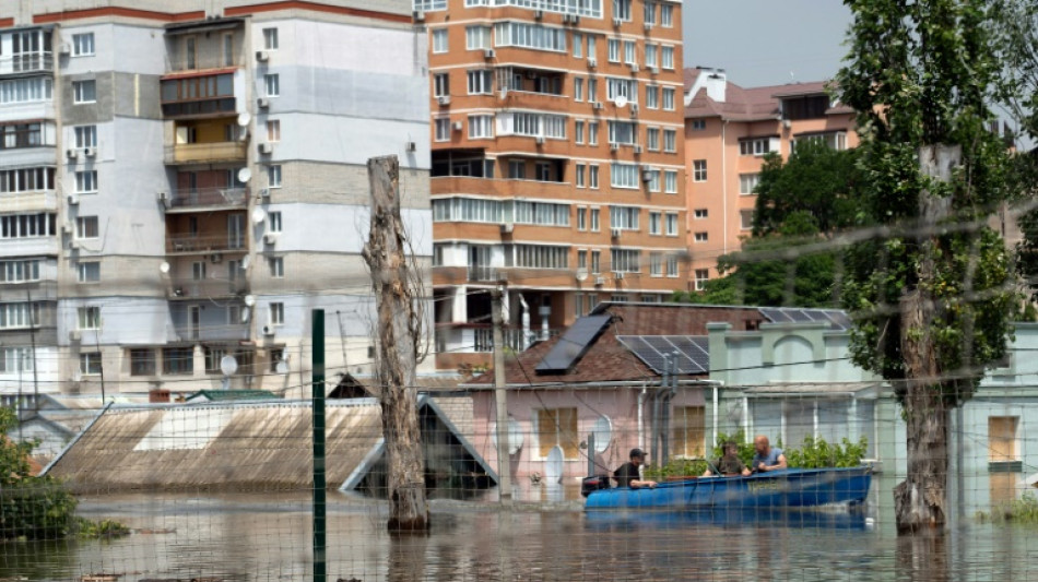 Barrage d&eacute;truit en Ukraine: Zelensky &agrave; Kherson, six morts recens&eacute;s