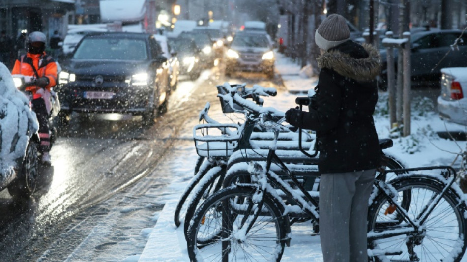 La neige provoque la pagaille sur les routes d'&Icirc;le-de-France, plus de 1.000 km de bouchons