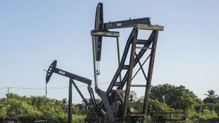 Petrolio ancora in forte calo, Brent -3% a 64,4 dollari