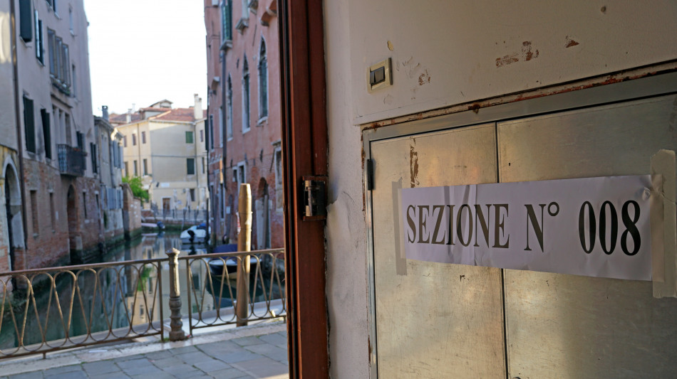 Alle 12 affluenza al voto per le amministrative poco sotto il 15%