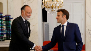 Macron veut "b&acirc;tir des compromis" et met les oppositions sous pression