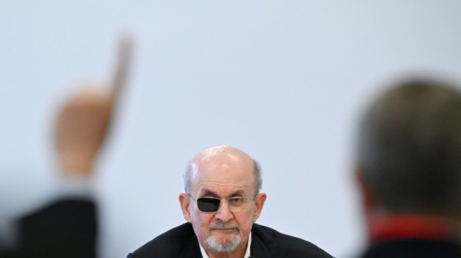 'Estava morrendo': escritor Salman Rushdie dep&otilde;e no julgamento de seu suposto agressor