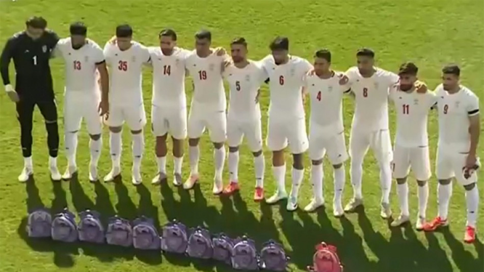 Iran footballers pay tribute to victims of school strike