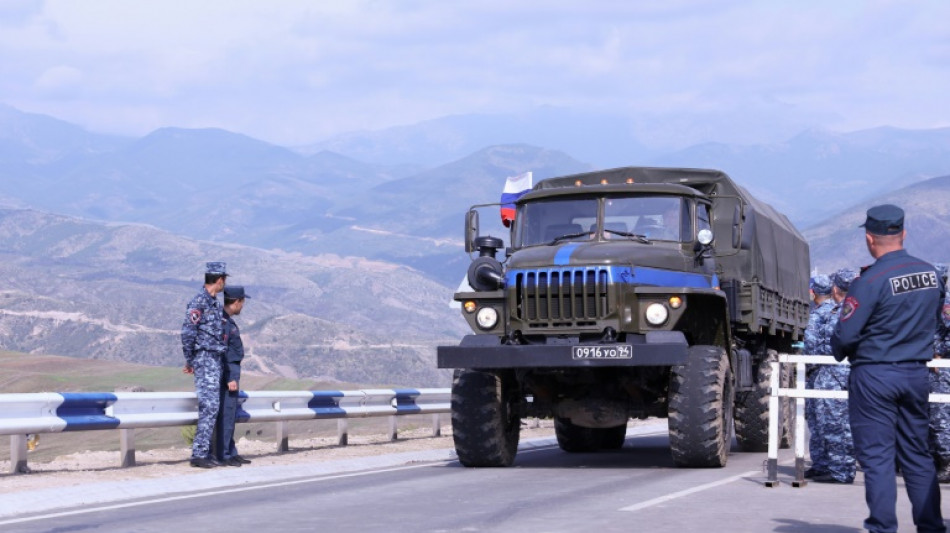Separatistas entregam armas em Nagorno-Karabakh, que recebe primeiro combio humanit&aacute;rio