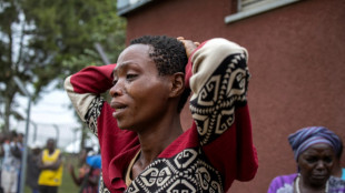 En Ouganda, l'insupportable attente des familles apr&egrave;s le massacre dans un lyc&eacute;e
