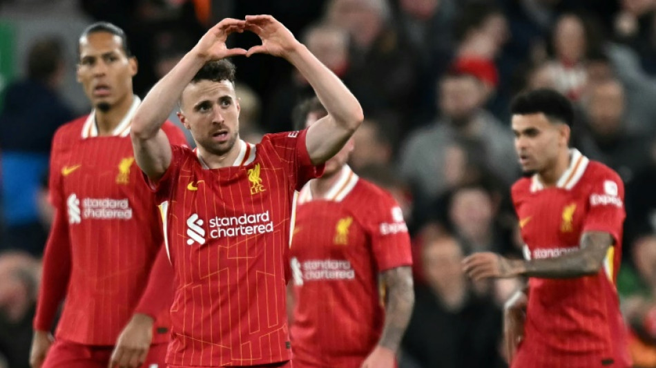 Liverpool vence Everton em clássico e mantém folga na liderança do Inglês