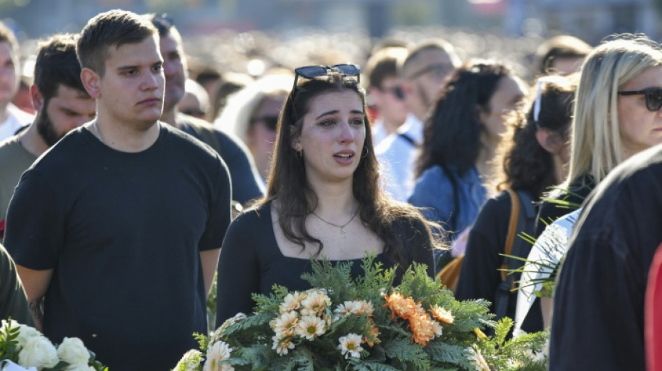 Decenas de miles protestan en Serbia en el aniversario del trágico derrumbe de una estación de tren