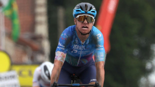 Tour de France: Clarke gagne l'&eacute;tape des pav&eacute;s, van Aert sauve son maillot jaune