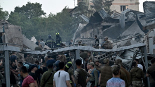 "Sous les d&eacute;bris": des Ukrainiens sous le choc apr&egrave;s une frappe sur un restaurant bond&eacute;
