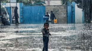 Affam&eacute;s, assoiff&eacute;s et sous les bombes, les d&eacute;plac&eacute;s de Gaza affrontent maintenant la pluie