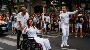Les journalistes de l'AFP Christina Assi et Dylan Collins, bless&eacute;s au Liban, portent la flamme olympique