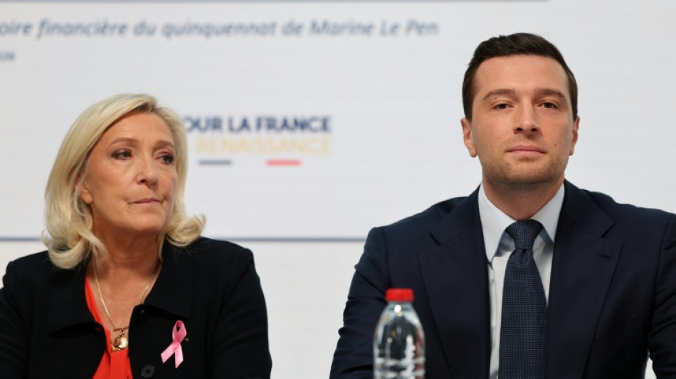 Ultradireitista Le Pen promete cortes dr&aacute;sticos para evitar inadimpl&ecirc;ncia da Fran&ccedil;a