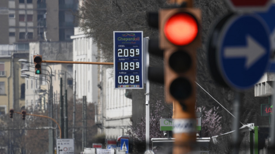 Codacons, senza sconto accise la benzina a 2,01 euro, il gasolio a 2,22 euro