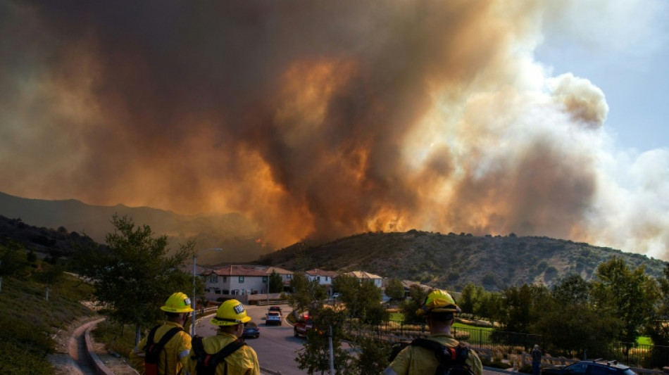 Un incendie menace des milliers d'habitations pr&egrave;s de Los Angeles