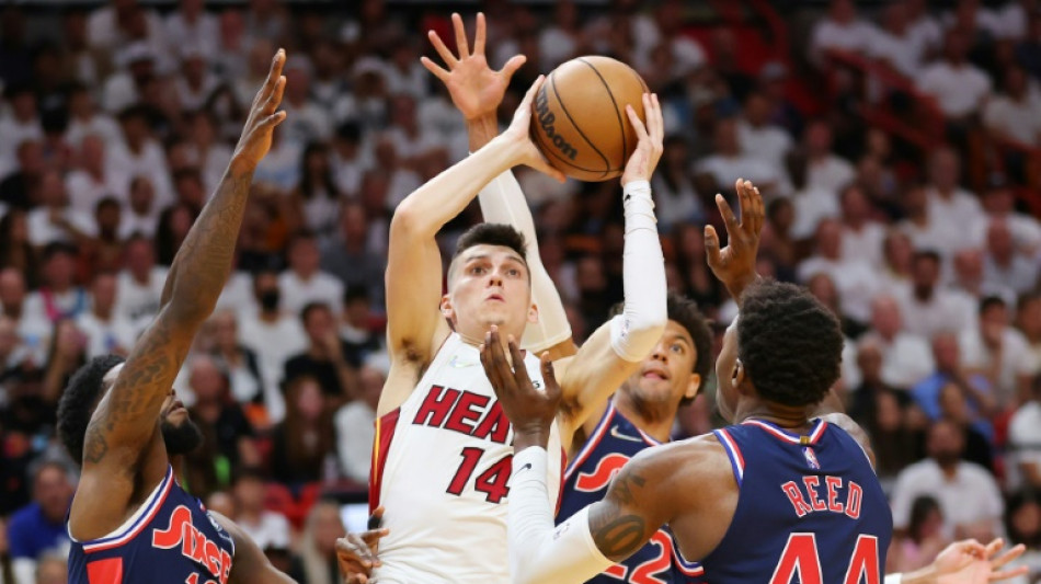 Play-offs NBA: le Heat et les Suns d&eacute;j&agrave; trop chauds pour les Sixers et les Mavs