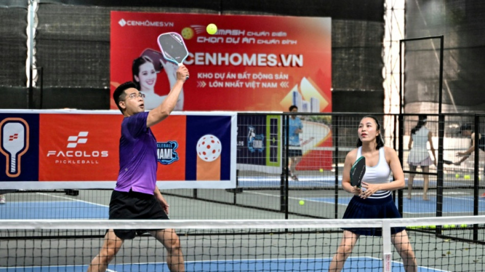 Plop ! Au Vietnam, la mode du pickleball rend les riverains fous