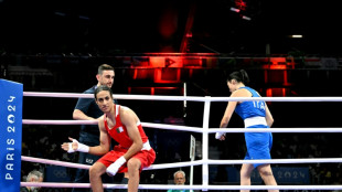 Boxeadora reprovada em teste de g&ecirc;nero avan&ccedil;a em Paris ap&oacute;s desist&ecirc;ncia de advers&aacute;ria