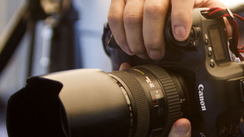 Iene nella citt&agrave; fantasma,&egrave; il Wildlife Photographer of the Year