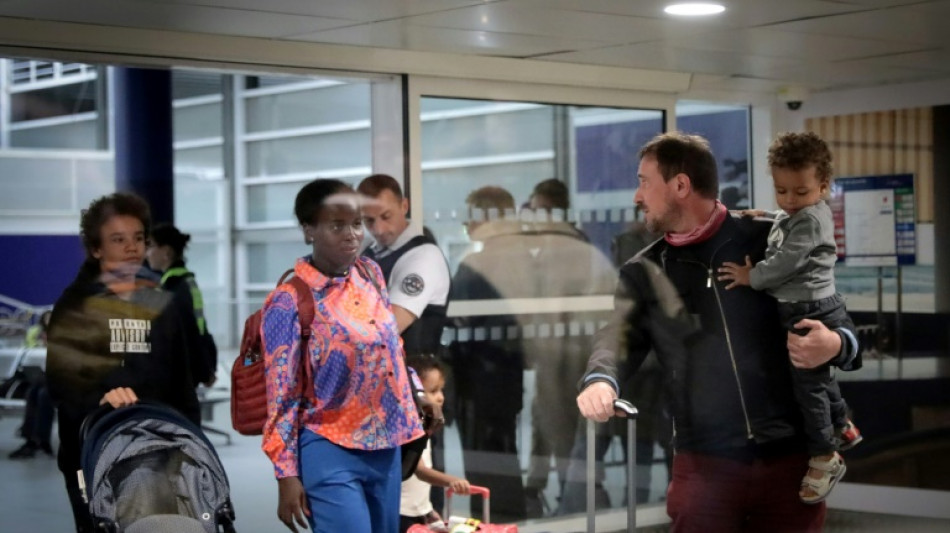 Sereins mais fatigu&eacute;s, les premiers &eacute;vacu&eacute;s du Niger sont arriv&eacute;s &agrave; Paris