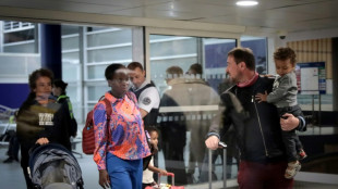 Sereins mais fatigu&eacute;s, les premiers &eacute;vacu&eacute;s du Niger sont arriv&eacute;s &agrave; Paris
