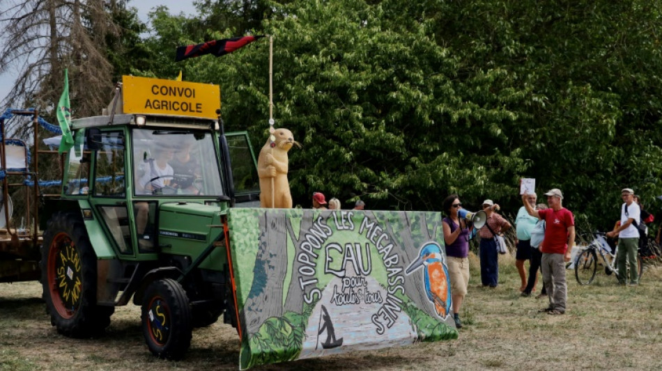 Bassines: les opposants partent en "joyeux cort&egrave;ge" &agrave; v&eacute;lo vers Paris 