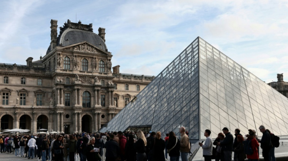 Le Louvre rouvre, Macron demande une "acc&eacute;l&eacute;ration" des "mesures de s&eacute;curisation"