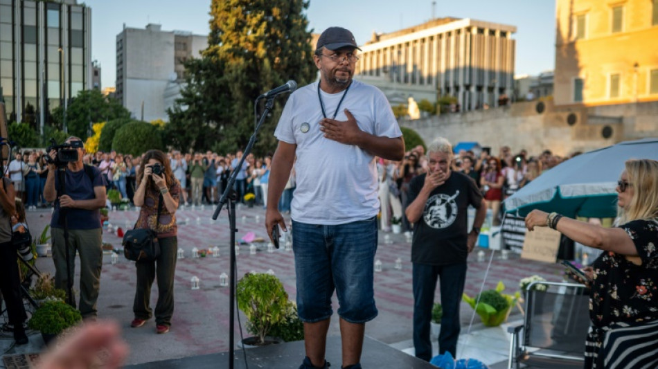 Catastrophe ferroviaire en Gr&egrave;ce: le p&egrave;re d'une victime cesse sa gr&egrave;ve de la faim devant le Parlement