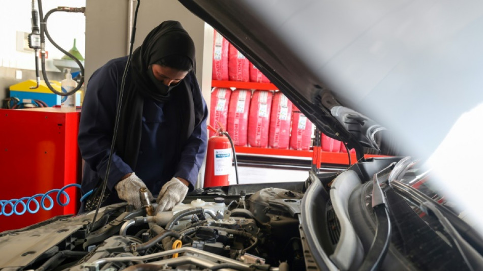 Du volant au cambouis: autoris&eacute;es &agrave; conduire, des Saoudiennes r&eacute;parent les voitures