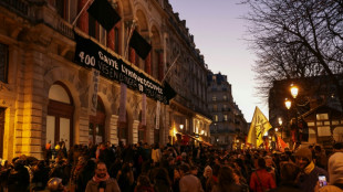 Desalojan a cientos de migrantes que ocupaban un teatro de Par&iacute;s