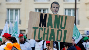 Heurts et hu&eacute;es contre Macron, qui d&eacute;bat avec quelques agriculteurs