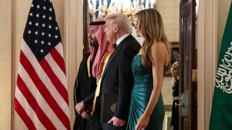 Melania in 'verde saudita' alla cena per Mbs
