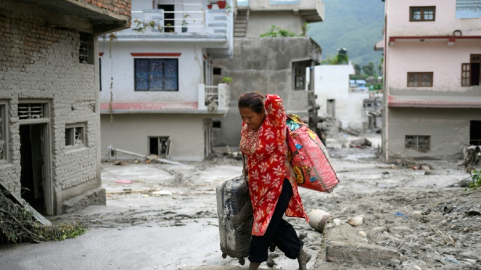 Nepal y China luchan por localizar a casi 3.000 desaparecidos tras el mort&iacute;fero alud
