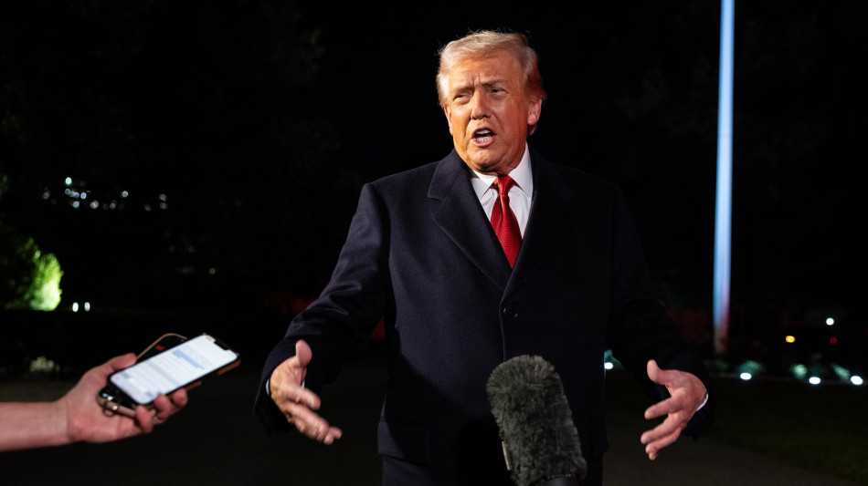 Trump insulta una giornalista, 'stai zitta cicciona'