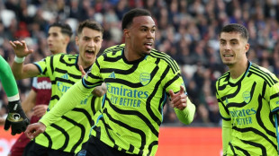 Arsenal atropela West Ham (6-0) e segue na luta pelo t&iacute;tulo; United vence Villa