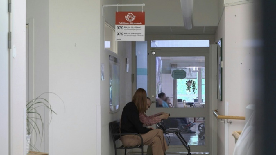 Falso ponto de &ocirc;nibus alivia ansiedade de residentes em casa de repouso na Su&eacute;cia