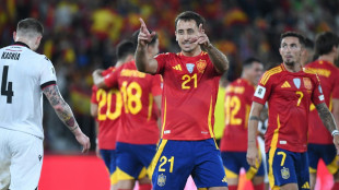 Spanien siegt locker, Kantersieg für die Türkei