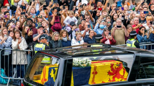 Emotion et foule compacte en Ecosse: Elizabeth II commence son dernier voyage