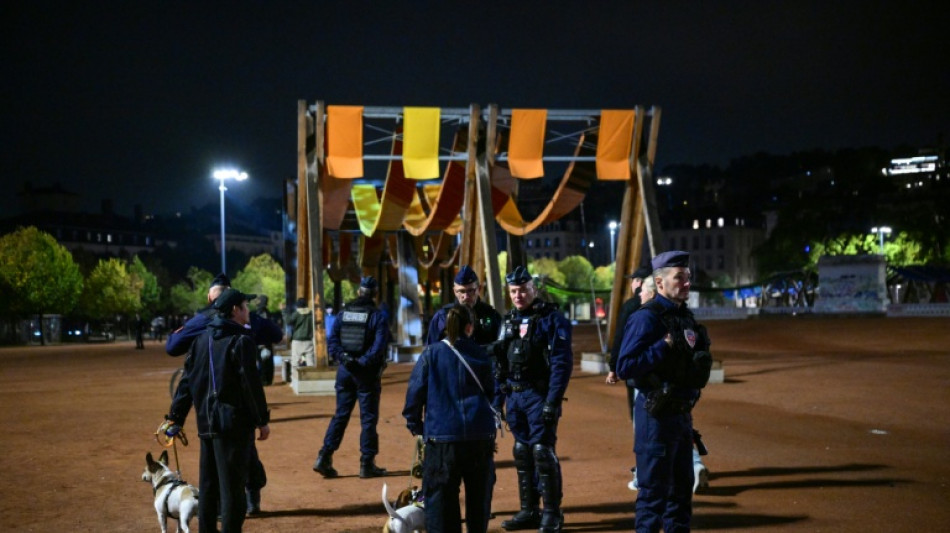 Fran&ccedil;a come&ccedil;a a julgar detidos em dist&uacute;rbios e anuncia novos toques de recolher
