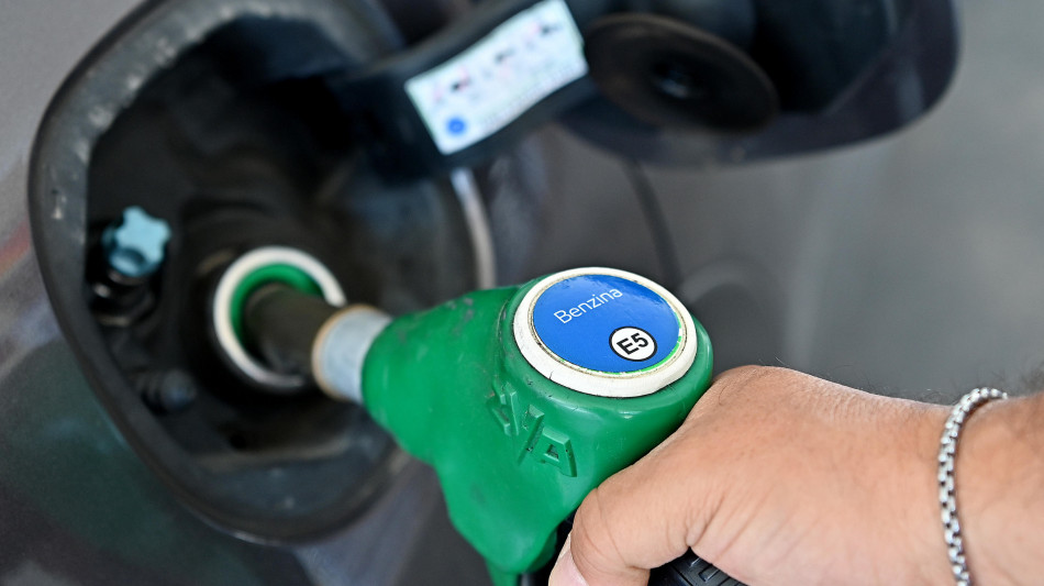 Benzina, proseguono i rincari, verde servita a 1,9 euro