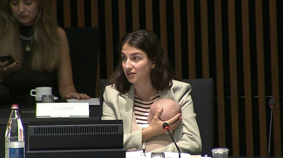 Una ministra sueca rompe barreras al participar en reuniones de la UE con su beb&eacute; en brazos