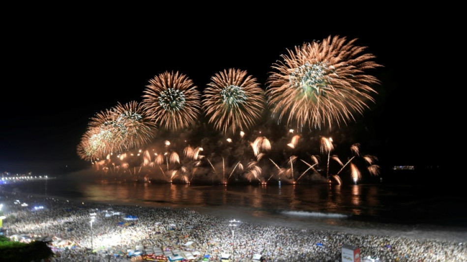 Marea humana en Copacabana despide 2025, a&ntilde;o de la tregua en Gaza y del regreso de Trump